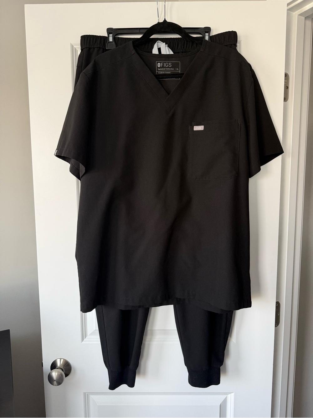 FIGS Men’s Black Scrub Top and Joggers- size XL